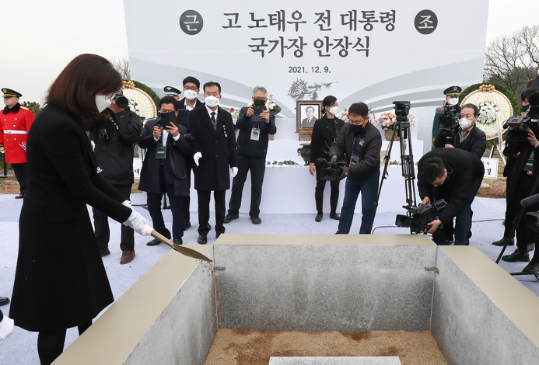 지난해 12월9일 오후 경기도 파주시 동화경모공원 전망대 옆 묘역에서 열린 고(故) 노태우 전 대통령의 국가장 안장식에서 노소영 아트센터나비 관장이 취토를 하고 있다.(사진=뉴시스 제공)