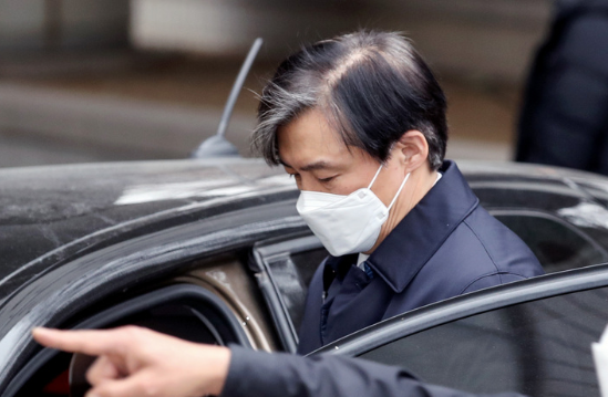 '입시비리 및 사모펀드 등' 혐의를 받고 있는 조국 전 법무부 장관이 지난해 12월24일 오전 서울 서초구 서울중앙지법에서 열린 21차 공판을 마친 뒤 차량에 탑승하고 있다.(사진=뉴시스 제공)