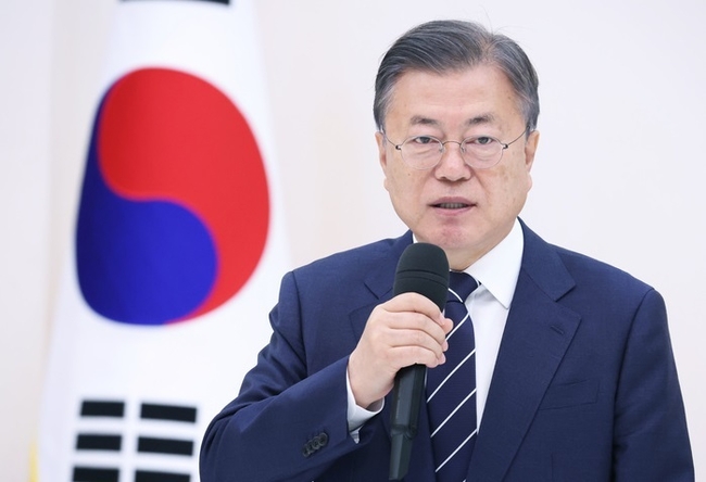 문재인 대통령이 4일 청와대 본관에서 백서 발간 기념 국정과제위원회 초청 오찬에서 발언하고 있다. (사진=뉴시스 제공)