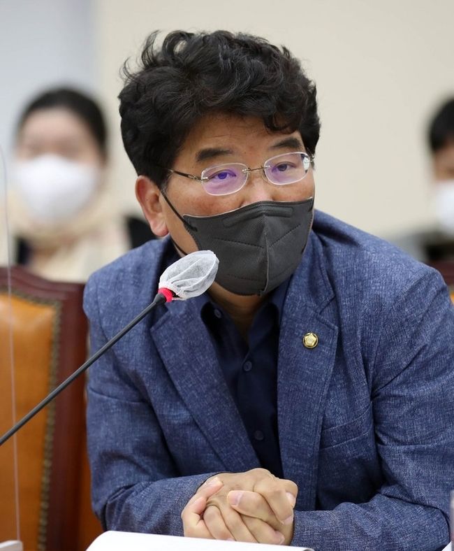 박완주 더불어민주당 의원이 지난달 22일 서울 여의도 국회에서 열린 행정안전위원회 전체회의에서 발언을 하고 있다.(사진=뉴시스 제공)