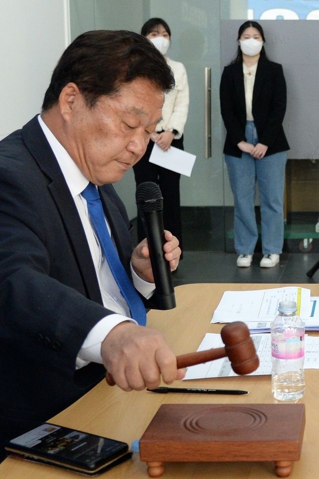  양용모 더불어민주당 전북도당 선거관리위원장이 지난달 27일 전북 전주시 더불어민주당 전북도당에서 열린 제8회 전국동시지방선거 더불어민주당 전북도당 기초단체장 경선 결과 발표에 참석해 의사봉을 치고 있다.(사진=뉴시스 제공)