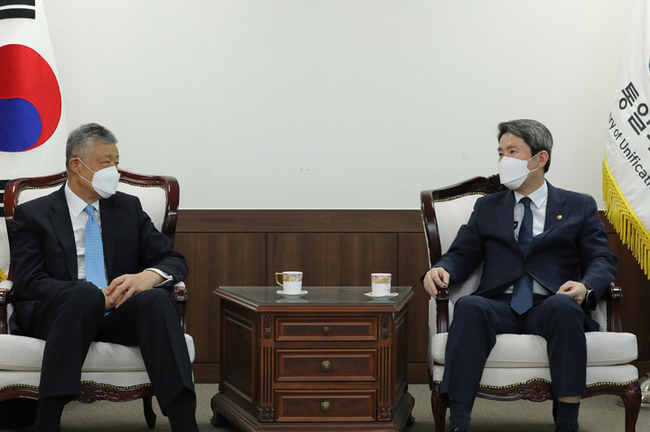 이인영 통일부 장관이 3일 류샤오밍(劉曉明) 중국 외교부 한반도사무특별대표와 환담을 하고 있다. (사진=통일부 제공)