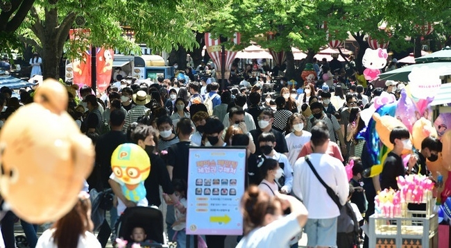 어린이 날인 5일 대구 달서구 이월드 놀이공원를 찾은 어린이들과 가족들이 즐거운 시간을 보내고 있다. (사진=뉴시스 제공)