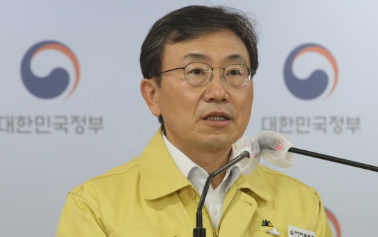 권덕철 중앙재난안전대책본부 1차장(보건복지부 장관)이 6일 오전 서울 종로구 정부서울청사에서 코로나19 중앙재난안전대책본부(중대본) 정례브리핑을 하고 있다. (사진=뉴시스 제공)