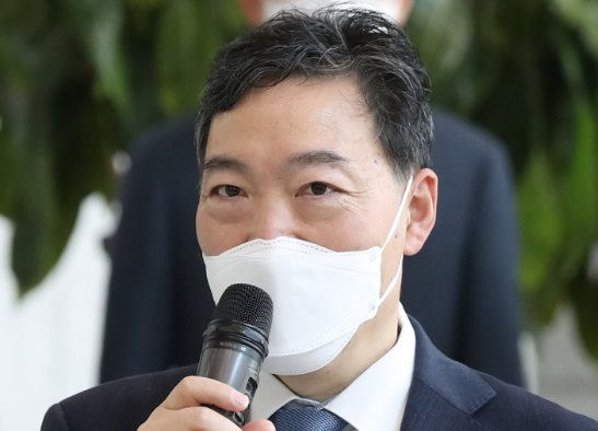 사의가 수용된 김오수 검찰총장이 6일 오전 서울 서초구 대검찰청을 떠나며 직원들에게 인사말을 하고 있다. 김 총장은 '검수완박(검찰 수사권 완전 박탈) 입법에 반발해 사의를 표명했고 문재인 대통령이 이날 수용했다.(사진=뉴시스 제공)