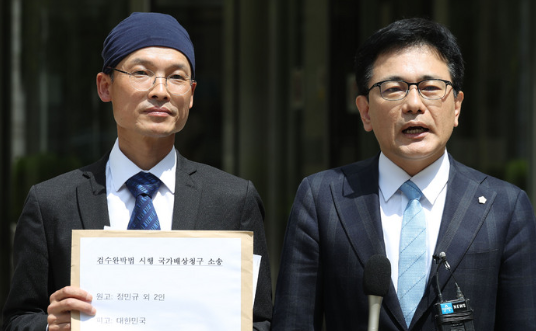 안경재(왼쪽), 정민규 변호사가 6일 오후 서울 서초구 서울중앙지방법원 앞에서 검수완박(검찰 수사권 완전 박탈) 통과 관련 국가 손해배상청구 소송 제기 기자회견을 하고 있다.(사진=뉴시스 제공)