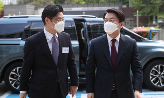 안철수 대통령직인수위원장이 6일 경기 수원시 경기도경제과학진흥원에서 열린 경기도 지역 정책과제 국민보고회에 참석하고 있다.(사진=뉴시스 제공)