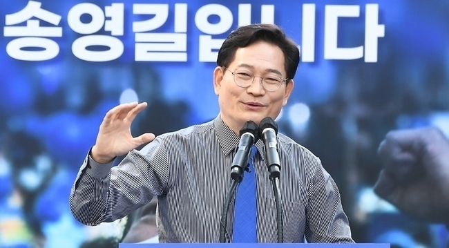  6·1지방선거 서울시장 후보인 송영길 전 더불어민주당 대표는 6일 자신의 지역구였던 인천 계양을 국회의원 보궐선거 후보로 이재명 상임고문이 전략공천된 것에 대해 환영 입장을 밝혔다.