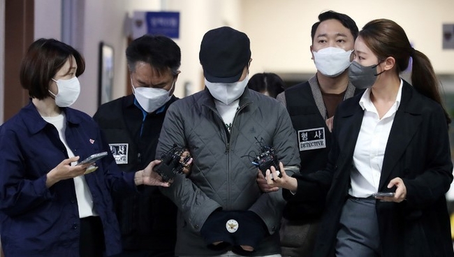 우리은행에서 6년 동안 614억 가량을 횡령한 혐의를 받는 직원 A씨가 6일 오전 서울 중구 남대문경찰서에서 검찰로 송치되고 있다.