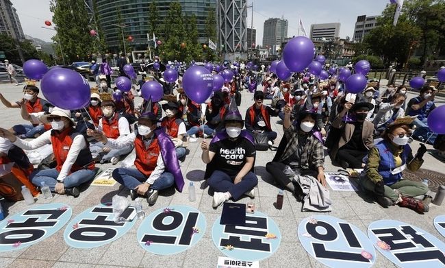  7일 서울 보신각 앞에서 공공운수노조 의료연대본부 등 주최로 열린 국제간호사의날 기념 문화제에서 참가자들이 간호사 처우개선 등을 촉구하며 구호를 외치고 있다.