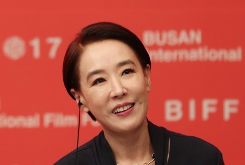 14일 오후 부산 해운대구 해운대구 영화의전당 두레라움홀에서 열린 '제22회 부산국제영화제 갈라 프레젠테이션 나비잠 기자회견'에 참석한 강수연 집행위원장이 발언을 하고 있다.