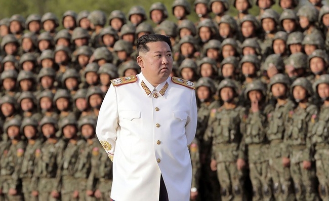 북한 조선중앙통신이 제공한 사진에 김정은 북한 국무위원장이 지난 27일 평양에서 열린 조선인민혁명군 창건 90돌 열병식에 참가한 군 장병들과 함께 기념 촬영을 하고 있다.
