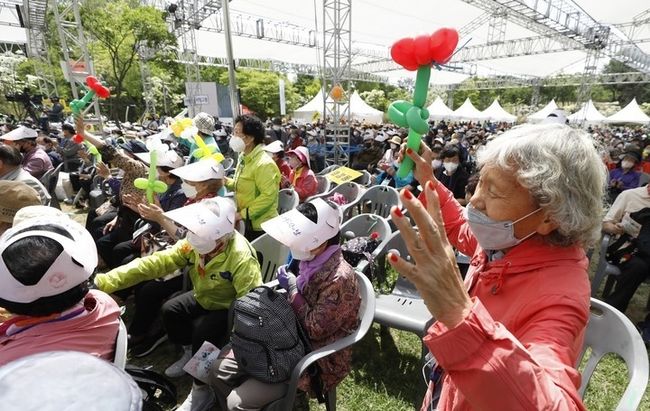 어버이날을 하루 앞둔 7일 서울 용산가족공원에서 용산구 주최로 열린 제6회 어르신의날 행사에서 참가 어르신들이 축하공연에 맞춰 춤을 추고 있다.
