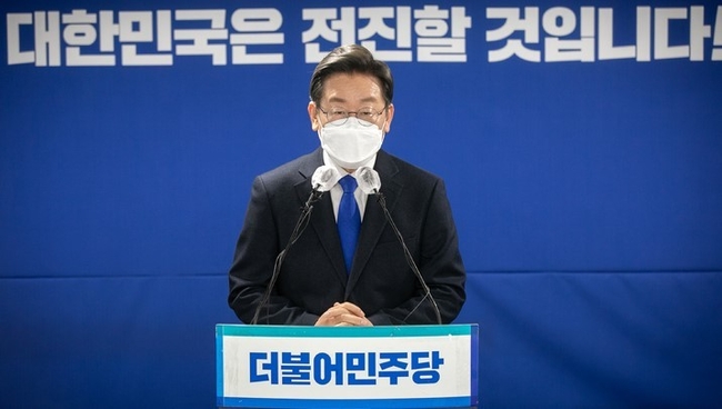 이재명 더불어민주당 전 대선 후보가 10일 서울 여의도 더불어민주당 중앙당사에서 열린 선대위 해단식에서 인사말을 하고 있다. 