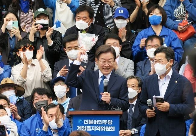 오는 6·1 지방선거와 동시에 치러지는 국회의원 보궐선거에서 인천 계양을에 전략공천된 이재명 더불어민주당 상임고문이 8일 오전 인천 계양구 계양산 야외공연장에서 출마선언을 하고 있다.