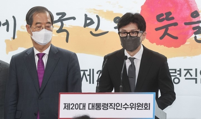 한동훈 법무부 장관 후보자가 지난달 13일 서울 종로구 통의동 인수위 브리핑룸에서 열린 2차 내각 발표에서 취재진의 질문에 답변하고 있다.