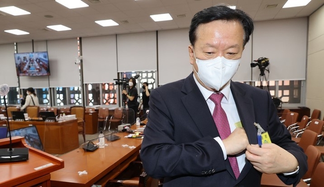 정호영 보건복지부 장관 후보자가 지난 3일 오전 인사청문회가 열린 서울 여의도 국회에서 열린 보건복지위원회 대회의실에서 청문회가 정회 되자 회의장을 나서고 있다. (공동취재사진)