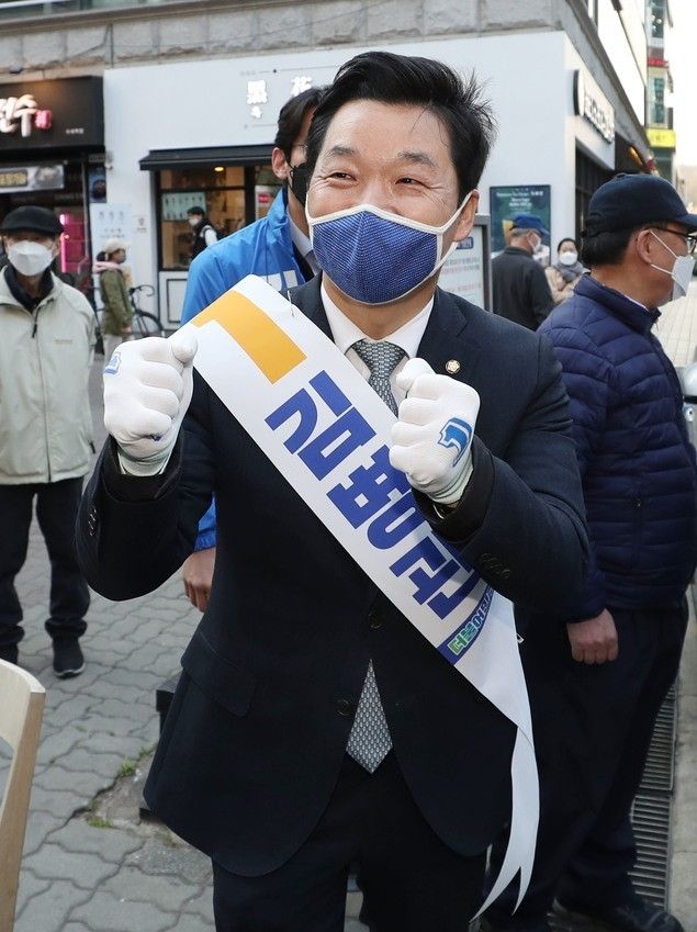  제21대 국회의원 선거 경기 성남분당갑 출마하는 더불어민주당 김병관 후보가 지난 2020년 4월8일 경기 성남농협 수내역지점에서 시민들과 인사를 하고 있다.