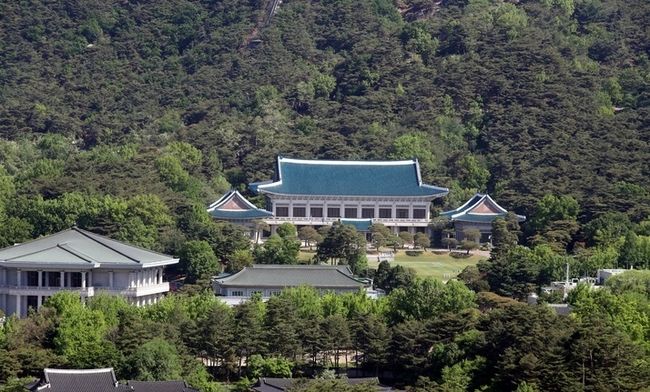  9일 오전 서울 종로구에서 바라본 청와대. 윤석열 대통령 당선인의 취임식이 열리는 내일, 청와대는 국민에 개방된다. 74년 만에 국민 품으로 돌아오는 청와대는 지난 1948년 초대 이승만 대통령을 시작으로 역대 대통령 12명이 거쳤다.(사진=뉴시스 제공)