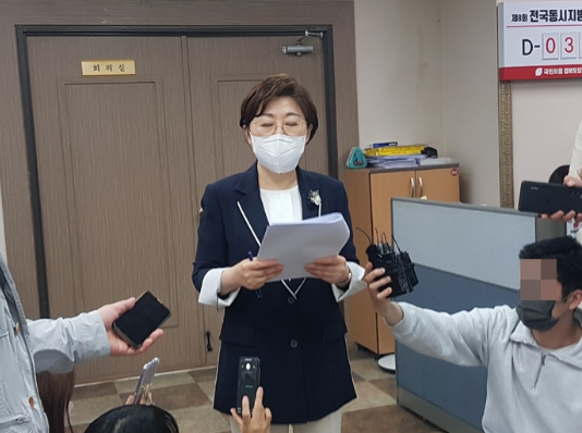 김정재 국민의힘 경북도당 공천관리위원장이 공천 심사 결과를 발표하고 있다.(사진=뉴시스 제공)