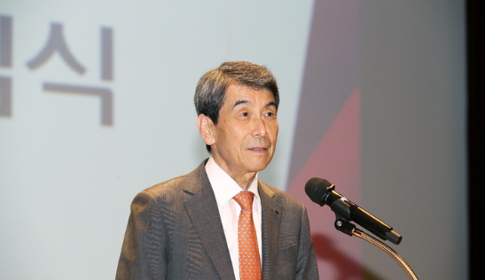 이동걸 KBD산업은행 회장이 9일 오후 열린 이임식에서 임직원들에 감사의 인사를 전하고 있다. (사진=산업은행 제공)
