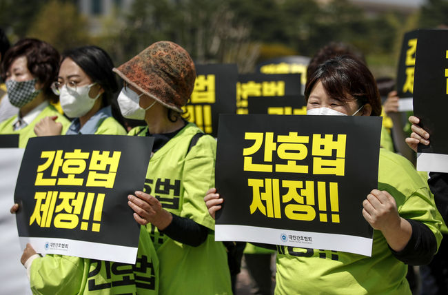 사진=뉴시스 제공(4월 20일 국회앞에서 열린 간호법제정추진범국민운동본부 출범식 모습)