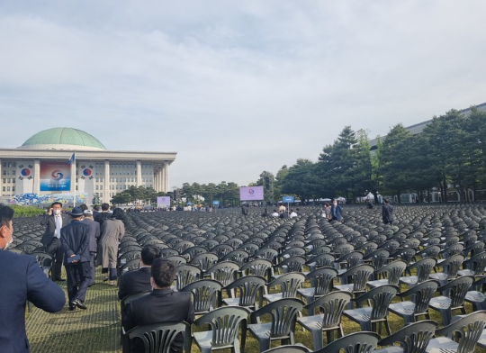 제20대 윤석열 대통령 취임식을 앞두고 10일 서울 여의도 국회 앞에 참석자들이 모이고 있다.(사진=뉴시스 제공)