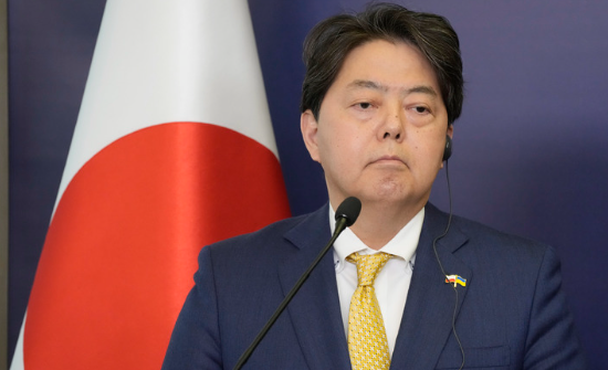 지난달 4일(현지시간) 폴란드 바르샤바를 방문한 하야시 요시마사 외무상이 기자회견에서 질의를 듣고 있다.(사진=뉴시스 제공)
