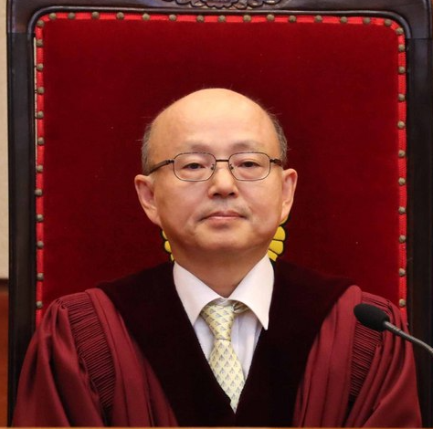 안창호 헌법재판소 재판관이 2017년 10월26일 오후 서울 종로구 재동 헌법재판소 대심판정에서 열린 10월 심판사건 선고를 위해 자리에 앉아 있다.(사진=뉴시스 제공)