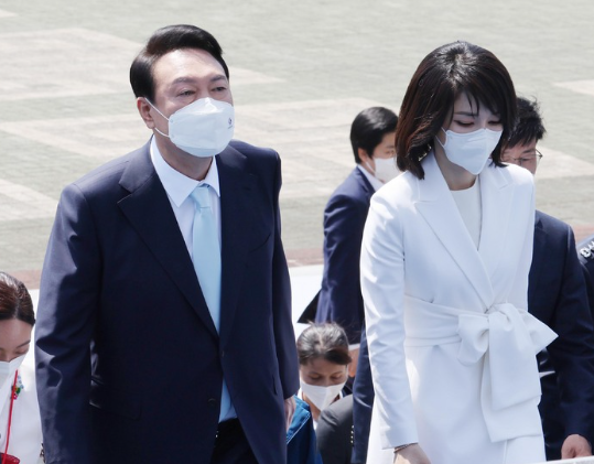 윤석열 대통령과 부인 김건희 여사가 10일 오전 서울 여의도 국회 앞마당에서 열린 제20대 대통령 취임식에 참석하고 있다.(사진=뉴시스 제공)