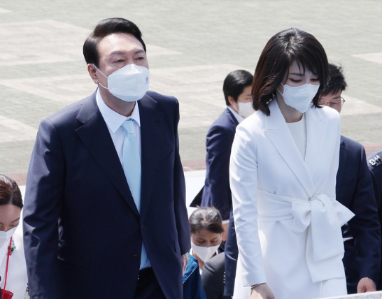 윤석열 대통령과 부인 김건희 여사가 10일 오전 서울 여의도 국회 앞마당에서 열린 제20대 대통령 취임식에 참석하고 있다.(사진=뉴시스 제공)