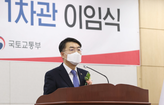 10일 오전 정부세종청사에서 열린 이임식에서 연설을 하는 윤성원 국토교통부 1차관(사진=국토부 제공)