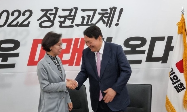 윤석열 대통령이 국민의힘 대선 경선주자 시절인 지난해 10월 20일 오후 대구시 수성구 범어동 국민의힘 대구시당에서 열린 '윤석열 국민캠프 대구선거대책본부 발대식에서 이인선 전 경북도 부지사에게 대구경선지원총괄본부장으로 임명하고 악수하고 있는 모습이다. (사진=뉴시스 제공)