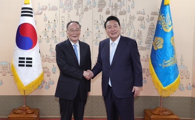 윤석열 대통령이 10일 서울 용산구 대통령 집무실에서 왕치산 중국 국가 부주석과 기념촬영하고 있다. (사진=뉴시스 제공)