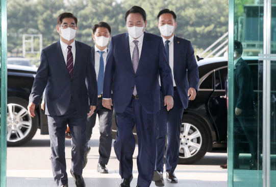 윤석열 대통령이 11일 오전 서울 용산 대통령실 청사로 출근하고 있다.(사진=뉴시스 제공)