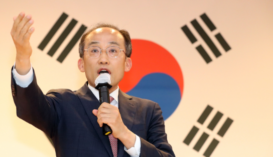 추경호 부총리 겸 기획재정부 장관이 10일 오후 세종시 정부세종청사에서 열린 취임식에서 취임사를 마친 뒤 직원들과 소통의 시간을 갖고 있다.(사진=뉴시스 제공)