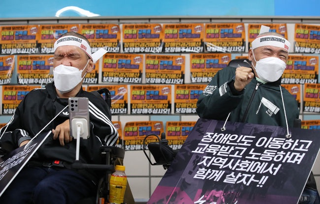 전국장애인차별철폐연대 회원들이 지난 6일 서울 용산구 지하철 4호선 삼각지역에서 ‘장애인 권리예산 보장’과 ‘장애인 민생 4대 법안’ 시행을 요구하며 삭발을 마친 뒤 구호를 외치고 있다. / 사진제공=뉴시스
