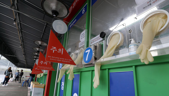 지난 8일 오후 운영이 종료되는 서울 송파구 잠실종합운동장 제2주차장 임시선별검사소에서 시민이 코로나19 검사를 받기위해 대기하고 있다. / 사진제공=뉴시스