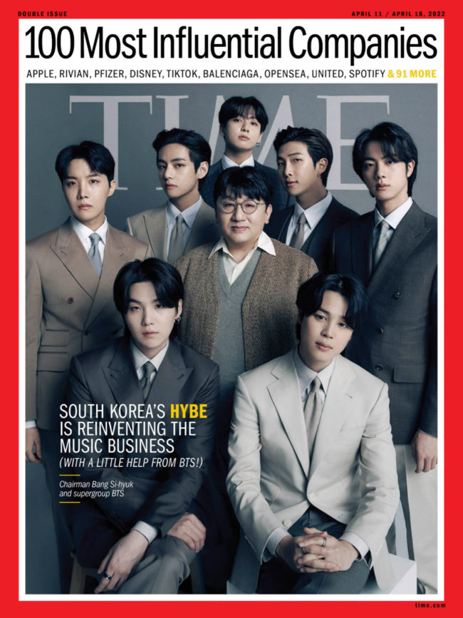 그룹 ‘방탄소년단’(BTS)을 앞세운 하이브(HYBE, 대표이사 박지원)가 미국 대표 시사주간지 타임(TIME)이 발표하는 ‘세계에서 가장 영향력 있는 100대 기업’(TIME100 Most Influential Companies)에 2년 연속 선정됐다. 사진은 타임 표지모델로 등장한 방시혁 하이브 의장과 방탄소년단. / 사진=타임誌 캡처