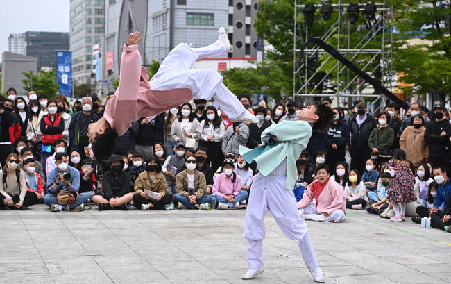 지난 8일 오후 경기도 안산문화광장에서 열린 제18회 안산국제거리극축제에서 관계자들이 공연을 펼치고 있다. 이번 축제는 코로나19로 3년만에 대면으로 진행됐다. / 사진제공=뉴시스