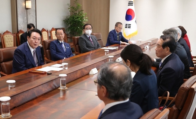 윤석열 대통령이 지난 11일 서울 용산 대통령실 청사 접견실에서 누카가 후쿠시로 한일의원연맹 회장 등 일본 의원단과 접견하고 있다.(사진=뉴시스 제공)
