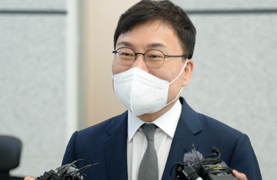 무소속 이상직 의원이 지난해 11월3일 전북 전주시 전주지법에서 열린 속행 공판에 출석하기 앞서 질의에 답변하고 있다.(사진=뉴시스 제공)