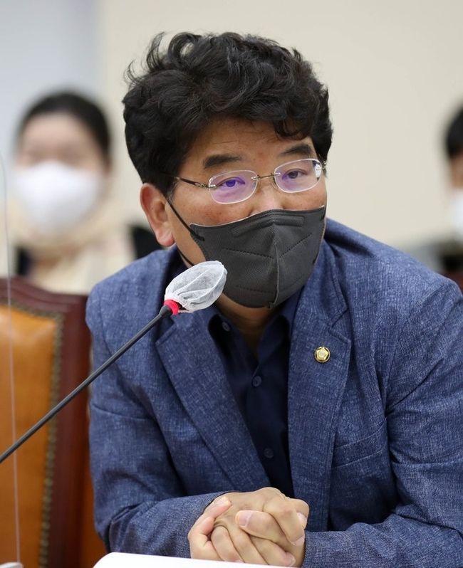 박완주 더불어민주당 의원이 지난달 22일 서울 여의도 국회에서 열린 행정안전위원회 전체회의에서 발언을 하고 있다.(사진=뉴시스 제공)
