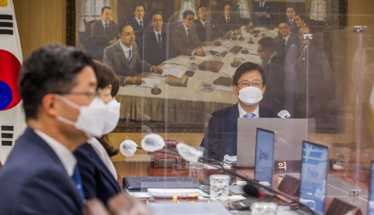 주상영 금융통화위원회 의장 직무대행이 14일 오전 서울 중구 한국은행에서 열린 금융통화위원회 본회의를 주재하고 있다.(사진=뉴시스 제공)