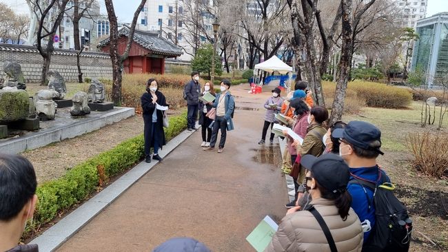 시민들과 함께 ‘서울역사문화답사’를 진행하고 있다(사진=서울역사편찬원 제공)