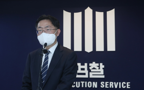 서울중앙지검 이정수 지검장이 지난달 26일 청사 브리핑실에서 검찰청법-형사소송법 개정안 중재안 관련 설명회를 하고 있다.(사진=뉴시스 제공)