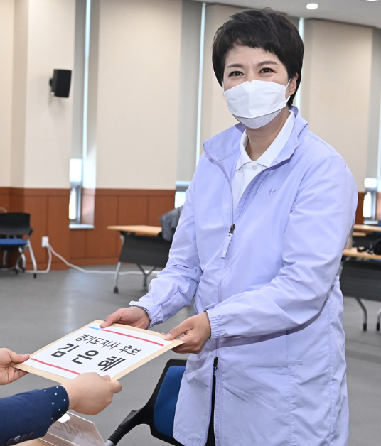 김은혜 국민의힘 경기도지사 후보가 12일 오전 경기도 수원시 영통구 경기도선거관리위원회에서 후보자 등록을 하고 있다.(사진=뉴시스 제공)