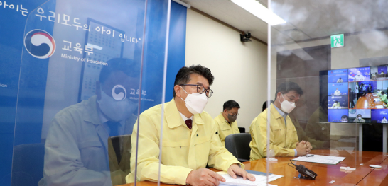 장상윤 교육부 차관(장관 권한대행)이 12일 오후 서울 종로구 정부서울청사에서 열린 코로나19 대응 학교일상회복지원단 회의를 주재하고 있다.(사진=뉴시스 제공)