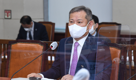 이상민 행정안전부 장관이 지난 3일 서울 여의도 국회에서 열린 행정안전위원회 인사청문회에서 의원 질의에 답하고 있다.(사진=뉴시스 제공)