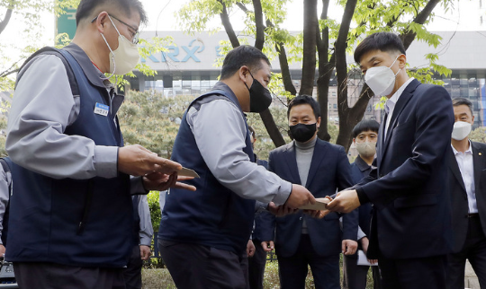 쌍용자동차 노동조합 선목래 위원장을 비롯한 노조원들이 21일 서울 영등포구 한국거래소 앞에서 상장폐지 사유 해소를 위한 개선기간 연장을 호소하는 청원서, 탄원서를 한국거래소 관계자에게 전달하고 있다.(사진=뉴시스 제공)